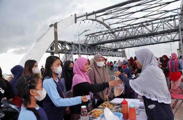 UMKM Lokal dan Food Truck Kini Dijadwal Bergantian Berjualan Di CFD Jembatan Suroboyo