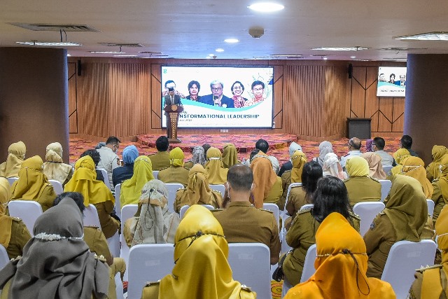 Wali Kota Surabaya Eri Cahyadi saat membuka pelatihan Transformational Leadership di gedung Pascasarjana Unair yang diikuti oleh para pejabat struktural Pemkot Surabaya