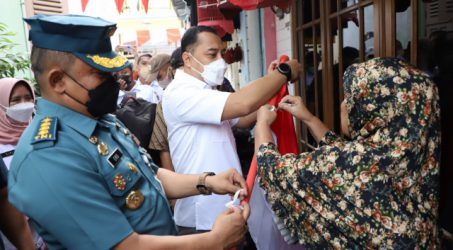 Wali Kota Eri Cahyadi Masuk ke Gang-gang Bagikan Ribuan Bendera ke Warga Jelang HUT Kemerdekaan RI