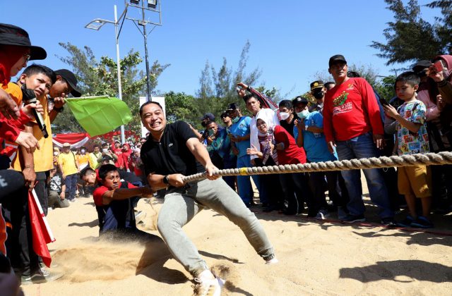 Semarakkan HUT RI ke-77, wali kota Eri jadi peserta lomba tarik tambang