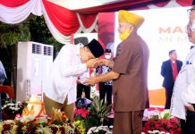 Wali Kota Surabaya Eri Cahyadi saat memberikan potongan tumpeng kepada perwakilan veteran saat tasyakuran di depan kediaman wali kota