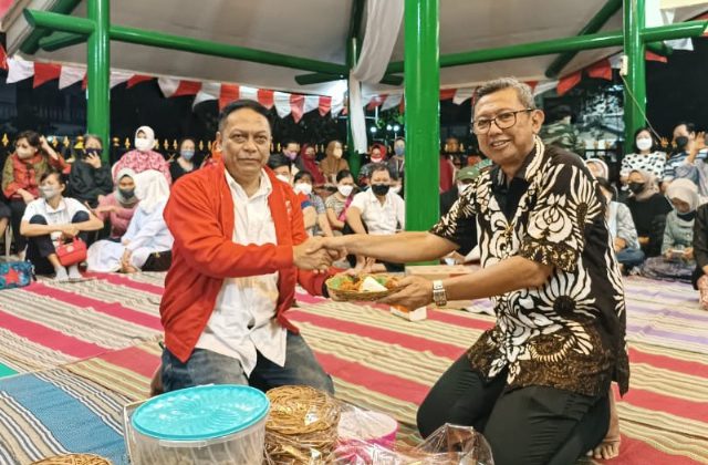 Anas Karno membaur bersama warga dimalam tasyakuran dan tirakatan. Warga lansia mengadu soal biaya PBB