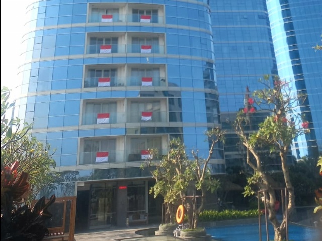 Apartemen yang mengibarkan bendera merah putih disetiap lantai hingga lantai 55