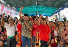 Membaur bersama rakyat kecil - ketua DPC PDIP Surabaya Adi Sutarwijono saat bersama warga