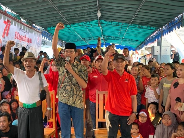 Membaur bersama rakyat kecil - ketua DPC PDIP Surabaya Adi Sutarwijono saat bersama warga