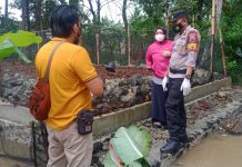 Polisi saat melakukan olah TKP penemuan jasad bayi dipekarangan rumah warga di Kroya Jawa Tengah