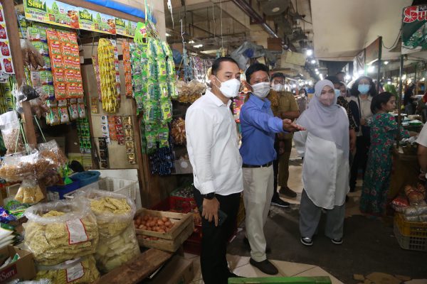 Wali kota Surabaya Eri Cahyadi saat meninjau pasar