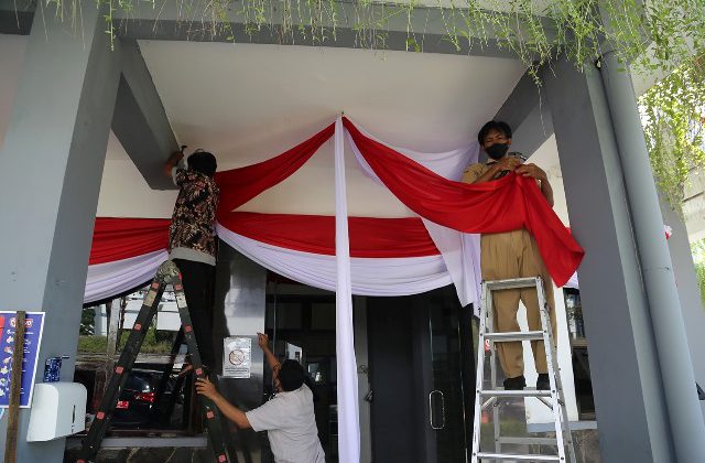 Pemkot Surabaya Bagikan 13.884 Bendera Merah Putih