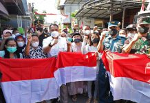 Wali Kota Surabaya Eri Cahyadi bersama Forkompimda saat mebagikan bendera merah putih kepada warga