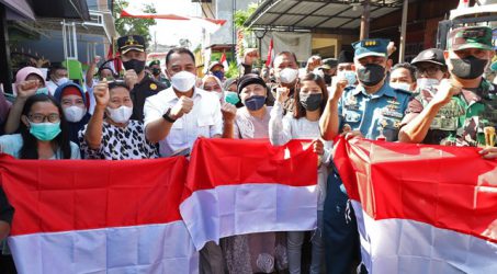 Wali Kota Surabaya Eri Cahyadi bersama Forkompimda saat mebagikan bendera merah putih kepada warga