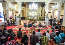 Wali Kota Surabaya saat melayani keluhan warga di program kegiatan Sambat Nang Cak Eri di balai Kota Surabaya