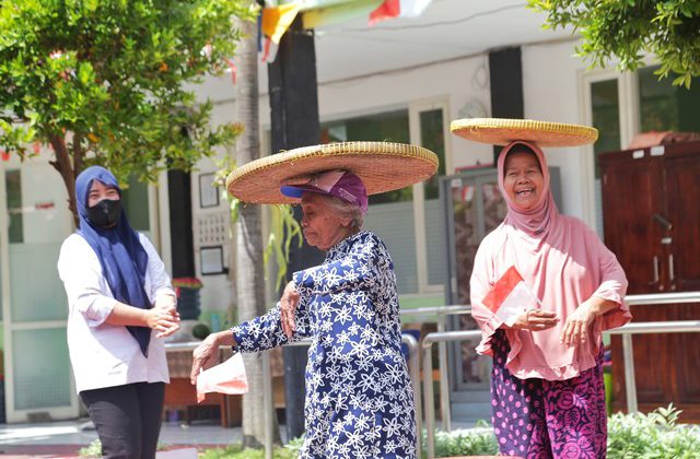 Semaraknya Para Lansia di Griya Werdha Surabaya Ikuti Lomba Kemerdekaan
