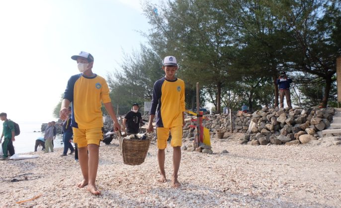 siswa peserta World Cleanup Day (WCD) 2022 saat mengangkut ssampah yang mereka ambil dari pantai Kenjeran