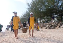 siswa peserta World Cleanup Day (WCD) 2022 saat mengangkut ssampah yang mereka ambil dari pantai Kenjeran