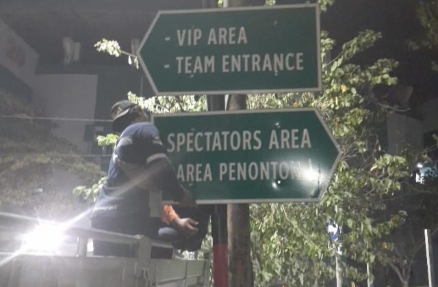 Papan penunjuk arah di stadion GBT mulai terpasang