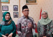 Dari kiri Nuning Nurma Dewi, Dr. Siti Nur Khusnul Y.STP. M. Kes