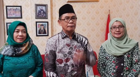 Dari kiri Nuning Nurma Dewi, Dr. Siti Nur Khusnul Y.STP. M. Kes
