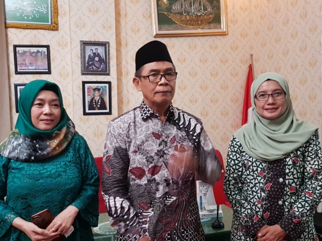 Dari kiri Nuning Nurma Dewi, Dr. Siti Nur Khusnul Y.STP. M. Kes