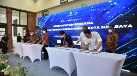 Wali kota Surabaya Eri Cahyadi saat menandatangani kesepakatan bersama perguruan tinggi