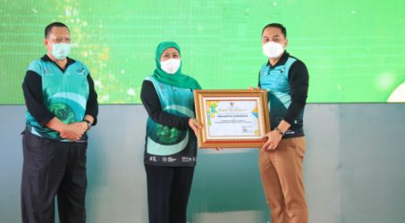Wali kota surabayaceri cahyadicsaat menerima penghargaan dari gubernur jatim khofifah