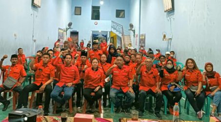 Para kader PDIP kecamatan sukolilo saat berfoto seusai menggelar rapat konsolidasi dengan pengurus DPC PDIP Surabaya