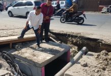 Wakil ketua Komisi B DPRD Surabaya, Anas Karno saat meninjau pipa PDAM yang terdampak pemasangan box culvert di jalan Ambengan, Senin (29/09/2022)