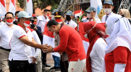Sukseskan Gerakan Nasional Pembagian 10 juta Bendera Merah Putih, Pemkot Surabaya Menerima Piagam Penghargaan dari Kemendagri