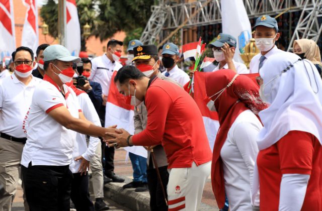 Sukseskan Gerakan Nasional Pembagian 10 juta Bendera Merah Putih, Pemkot Surabaya Menerima Piagam Penghargaan dari Kemendagri