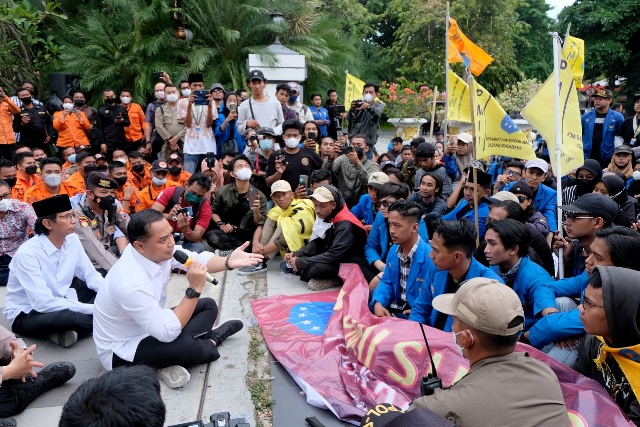 Wali kota surabaya Eri Cahyadi bersama ketua DPRD Surabaya Adi sutarwijono saat menemui mahasiswa saat demo didepab balai kota pada kamis (08/09/2022) siang