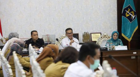 BKKBN saat berdialog dengan pemerintah kota Surabaya tentang penanganan stunting