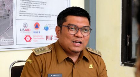 Warga MBR dilibatkan sebagai pekerja bangunan di program Dandan Omah di Karangpoh Surabaya  