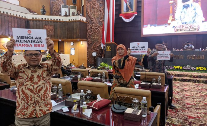 Di Paripurna DPRD Jatim. Fraksi PKS Bentangkan Poster Tolak Kenaikan BBM
