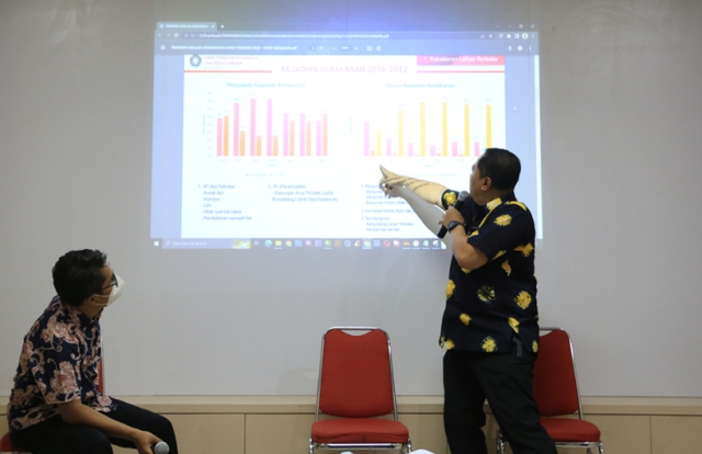 Kepala Dinas Pemadam Kebakaran dan Penyelamatan (DPKP) Kota Surabaya, Dedik Irianto menunjukkan data jumlah kebakaran saat Jumpa Pers