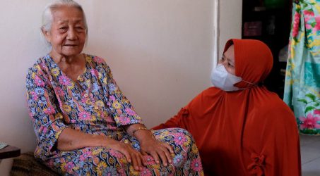 Terima manfaat program Dandan Omah. Mbah Djuriah : Terima kasih Pak Wali Kota Eri