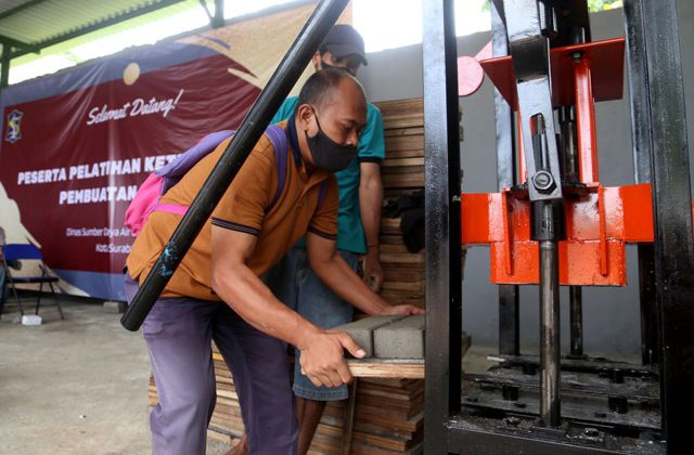 Padat karya pembuatan paving di Surabaya sudah berhasil hasilkan omset Rp6-7 Juta per bulan