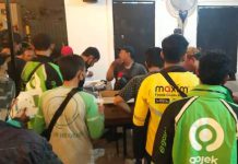Tim Frontal Jatim saat melakukan pendataan dan input berkas driver online Surabaya untuk mendapatkan bantuan sosial (bansos) dari pemerintah akibat dampak dari kenaikan BBM di Cafe Tangan Kanan, di kawasan Kalisari, Surabaya, Senin (19/09/2022))
