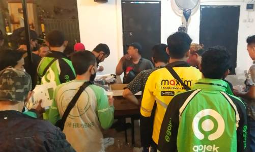 Tim Frontal Jatim saat melakukan pendataan dan input berkas driver online Surabaya untuk mendapatkan bantuan sosial (bansos) dari pemerintah akibat dampak dari kenaikan BBM di Cafe Tangan Kanan, di kawasan Kalisari, Surabaya, Senin (19/09/2022))