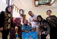 Wali Kota Surabaya bersama istri saat berfoto bersama salah satu siswa inklusi dalam sebuah pameran di Surabaya