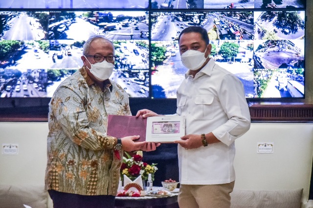 Wali Kota Surabaya Eri Cahyadi menggelar pertemuan dengan Direktur Eksekutif - Kepala Perwakilan Bank Indonesia (BI) Provinsi Jawa Timur, Budi Hanoto di ruang kerjanya, Jumat