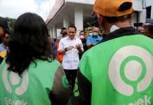 Wali Kota Surabaya Eri Cahyadi saat menemui ojol dibalai kota sabtu lalu