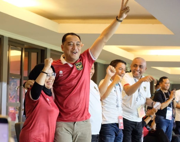 Wali kota surabaya Eri cahyadi bersama istri saat merayakan gol yang dibuat Timnas Indonesia saat laga melangan Hongkong jumat kemarin