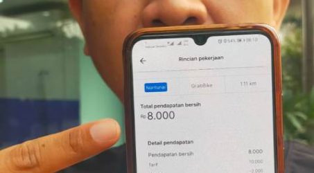 Tarif baru - Humas PDOI saat menunjukkan tarif baru melalui aplikasi