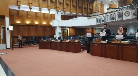 Tolak Kenaikan BBM, Fraksi PKS DPRD Surabaya Bentangkan Poster saat Paripurna