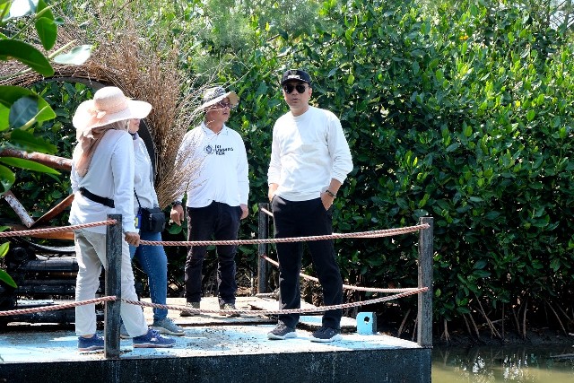 Wali Kota Surabaya Eri Cahyadi bersama jajaran Pemkot Surabaya sasat meninjau kawasan mangrove wonorejo