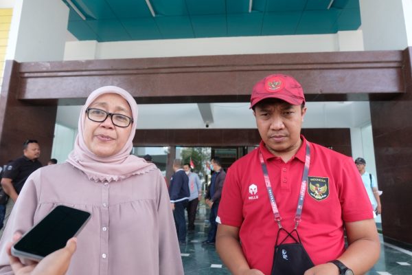 Kepala Dinas Kebudayaan, Pemuda, Olahraga dan Pariwisata (Disbudporapar) Surabaya, Wiwiek Widayati bersama Wakil Ketua Asprov PSSI Jatim, Amir Burhanuddin