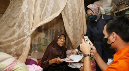 Pemkot Surabaya Salurkan BLT BBM dari Kemensos Kepada 22 KPM di Kelurahan Panjang Jiwo