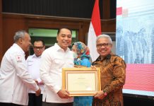 pemberian penghargaan kepada penggerak donor darah oleh Wali Kota Eri kepada Kepala Dinas Kerja dan Transmigrasi Provinsi Jawa Timur Himawan Estu Bagijo