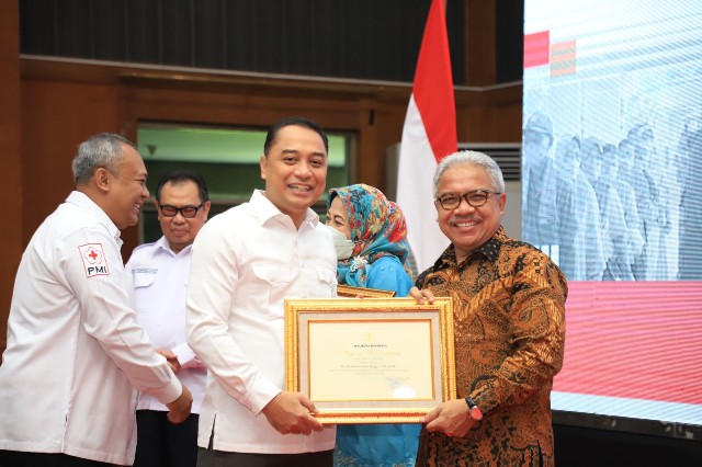 pemberian penghargaan kepada penggerak donor darah oleh Wali Kota Eri kepada Kepala Dinas Kerja dan Transmigrasi Provinsi Jawa Timur Himawan Estu Bagijo