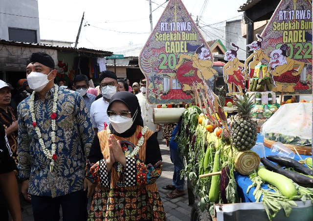 wali kota Surabaya eri cahyadi bersama istri saat menghadiri sedekah bumi gadel