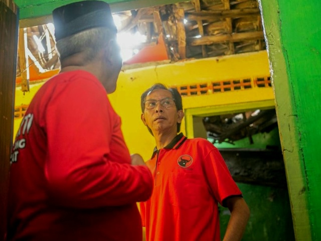 Ketua DPC PDIP Surabaya Adi Sutarwijono saat meninjau salah satu rumah warga yang membutuhkan perbaikan